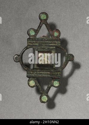 Broche ornement, ch. 100-300. Ou gallo-Romano, période de migration, 2ème-3ème siècle. Bronze et émail champlevé ; total : 5,1 x 3,4 x 2,2 cm (2 x 1 5/16 x 7/8 in.). Banque D'Images