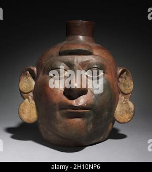 Tête Portrait Bateau, 200-550. Le Pérou, Côte Nord, style Moche (50-800). En faïence de couleur ; total : 30,5 x 28,9 x 25 cm (12 x 11 3/8 x 9 13/16 in.). Banque D'Images