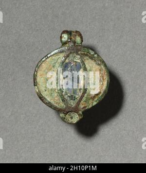 Broche ornement, ch. 100-300. Ou gallo-Romano, période de migration, 2ème-3ème siècle. Bronze et émail champlevé ; Total : 1 x 2 x 0,8 cm (3/8 x 13/16 x 5/16 in.). Banque D'Images