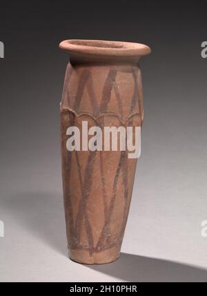 Wavy-Lined Jar, 4000-3000 BC. L'Egypte, la fin de période prédynastique, Naqada IIIa2 (0) La dynastie. Poterie argile marneux ; diamètre : 10,1 cm (4 in.) ; diamètre de bouche : 7,5 cm (2 15/16 po) ; total : 26,8 cm (10 9/16 in.). Banque D'Images