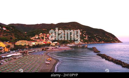 Moneglia : coucher de soleil sur la baie dans le parc national des Cinque Terre Banque D'Images