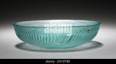 Bol nervuré peu profond, 50 BC-AD 100.Romain, Méditerranée orientale.Verre; hors tout: 4.2 x 16 cm (1 5/8 x 6 5/16 po.). Banque D'Images