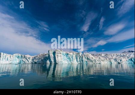 Le glacier Lilliehook et son reflet miroir sur les eaux arctiques.Lilliehookfjorden, île de Spitsbergen, Svalbard, Norvège. Banque D'Images