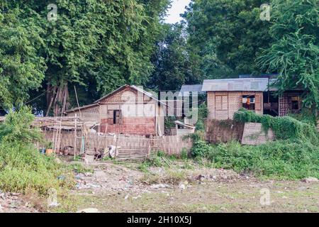 Maisons simples dans le village de Nyaung U à Bagan, Myanmar Banque D'Images