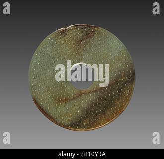 Disque de cérémonie avec Grain Pattern (BI), 475-221 av. J.-C.. La Chine, de l'époque (475-221 av. J.-C.). Néphrite (jade) ; diamètre : 18,4 cm (7 1/4 in.). Banque D'Images