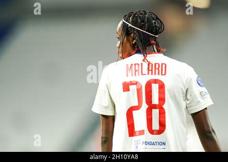 Lyon, France.14 octobre 2021.Melvine Malard (28 Lyon) regarde pendant le match de football de la deuxième manche du groupe de la Ligue des champions des femmes de l'UEFA entre l'Olympique Lyonnais et le SL Benfica au stade Groupama à Lyon, en France.Crédit: SPP Sport presse photo./Alamy Live News Banque D'Images