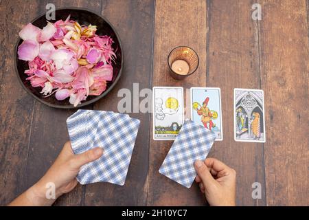 15 septembre 2021, Anvers, Belgique, scène magique, concept ésotérique, dire fortune, cartes tarot sur une table. Le concept de divination, d'astrologie et d'ésotéricisme, illustratif . Photo de haute qualité Banque D'Images