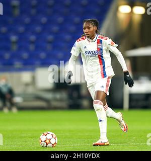 Lyon, France.14 octobre 2021.Kadeisha Buchanan (21 Lyon) contrôle le ballon (action) lors du match de football du 2e tour du groupe de la Ligue des champions des femmes de l'UEFA entre l'Olympique Lyonnais et le SL Benfica au stade Groupama à Lyon, en France.Crédit: SPP Sport presse photo./Alamy Live News Banque D'Images