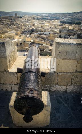 Vue sur Victoria, capitale de l'île de Gozo, vue depuis la citadelle historique. Banque D'Images