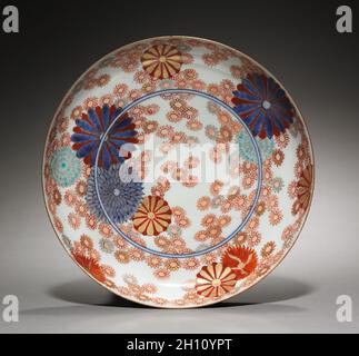 Plat avec des chrysanthèmes et des Marigolds, 1700.Japon, période Edo (1615-1868).Porcelaine Imari avec émail bleu et verglaçure et décoration or; diamètre: 21.1 cm (8 5/16 po); hors tout: 3.2 cm (1 1/4 po). Banque D'Images