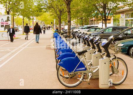 Marseille, France; 29 mars 2011: Vélos publics dans un boulevard. Banque D'Images