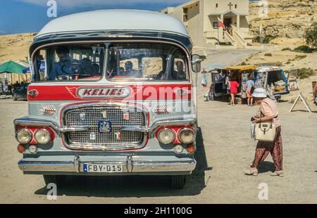 Michael Angelo : un des célèbres bus de Malte, des véhicules classiques colorés, qui étaient en service sur Malte et Gozo jusqu'en 2011 et qui étaient la colonne vertébrale des transports en commun, ici à l'arrêt de bus Dweijra. Quelques-uns des vieux bus sont toujours gardés en affaires à des fins touristiques. Banque D'Images