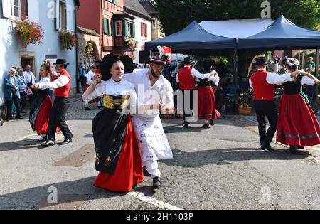 Danse traditionnelle d'Alsace dans le village de Turkheim pendant la récolte de raisins d'Alsace 2021 Banque D'Images