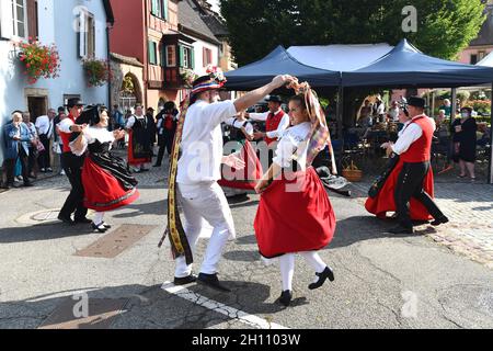 Danse traditionnelle d'Alsace dans le village de Turkheim pendant la récolte de raisins d'Alsace 2021 Banque D'Images