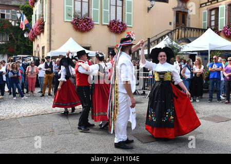 Danse traditionnelle d'Alsace dans le village de Turkheim pendant la récolte de raisins d'Alsace 2021 Banque D'Images