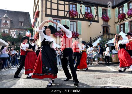 Danse traditionnelle d'Alsace dans le village de Turkheim pendant la récolte de raisins d'Alsace 2021 Banque D'Images