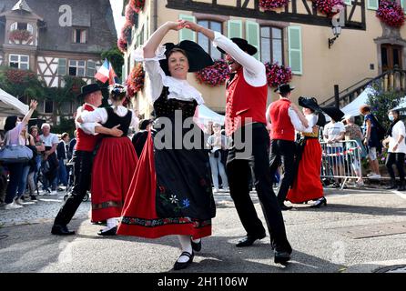 Danse traditionnelle d'Alsace dans le village de Turkheim pendant la récolte de raisins d'Alsace 2021 Banque D'Images