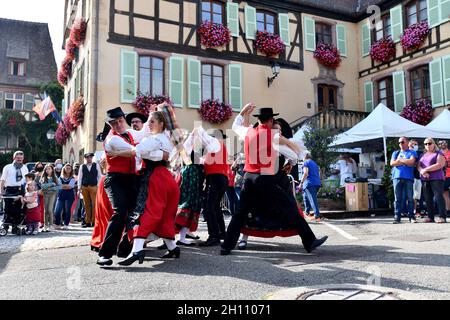 Danse traditionnelle d'Alsace dans le village de Turkheim pendant la récolte de raisins d'Alsace 2021 Banque D'Images