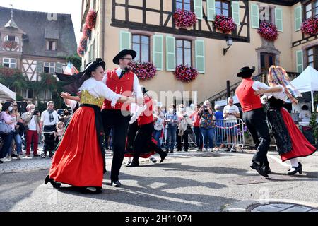 Danse traditionnelle d'Alsace dans le village de Turkheim pendant la récolte de raisins d'Alsace 2021 Banque D'Images