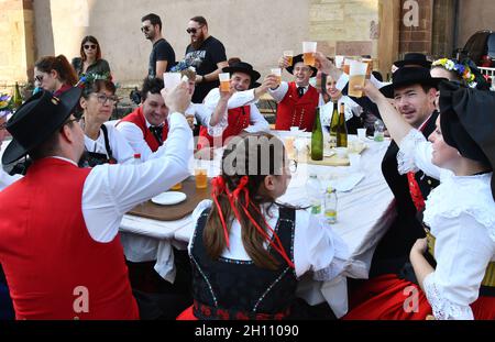 Danse traditionnelle d'Alsace dans le village de Turkheim pendant la récolte de raisins d'Alsace 2021 Banque D'Images