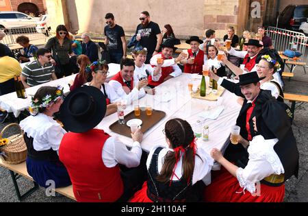 Danse traditionnelle d'Alsace dans le village de Turkheim pendant la récolte de raisins d'Alsace 2021 Banque D'Images