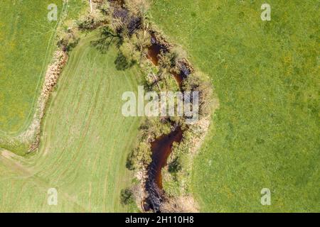 Image d'une vue aérienne de rivière naturellement sinueuse kleine Ohe avec des arbres sur la rive entourée de champs verdoyants prairies dans la forêt bavaroise, Allemagne Banque D'Images