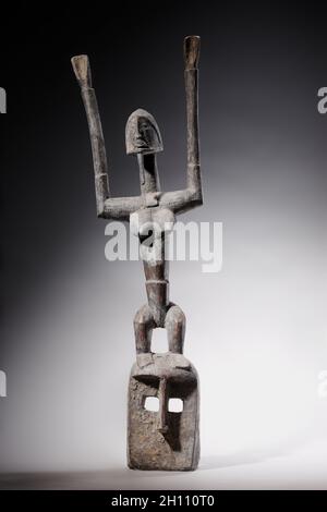 Masque facial, début-milieu des années 1900.Soudan occidental, Mali, Dogon, début du XXe siècle.Bois et matières organiques; hors tout: 111.1 cm (43 3/4 po). Banque D'Images