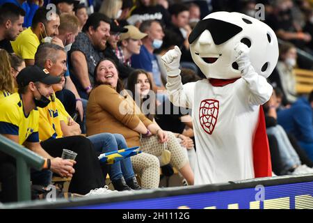 Pilsen, République tchèque.15 octobre 2021.Mascotte en action lors de l'Euro Floorball Tour, match Suède contre Finlande, le 15 octobre 2021, à Pilsen, République Tchèque.Crédit: Miroslav Chaloupka/CTK photo/Alamy Live News Banque D'Images