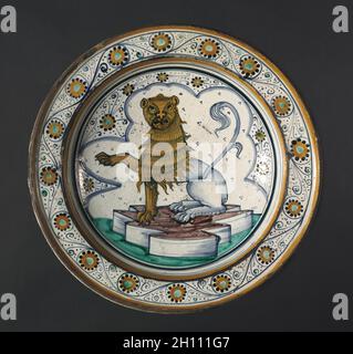 Plaque représentant un lion, fin 1400.Italie, Cafaggiolo, XVe siècle.Faïence émaillée (maiolica); diamètre: 35.6 cm (14 po); hors tout: 7.9 cm (3 1/8 po). Banque D'Images
