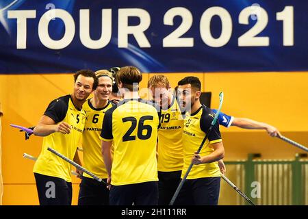 Pilsen, République tchèque.15 octobre 2021.Les joueurs suédois célèbrent lors de l'Euro Floorball Tour, match Suède contre Finlande, le 15 octobre 2021, à Pilsen, République Tchèque.Crédit: Miroslav Chaloupka/CTK photo/Alamy Live News Banque D'Images