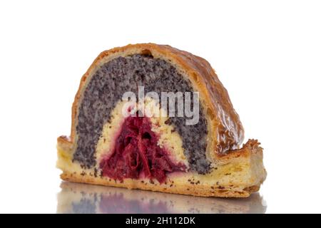 Un morceau de strudel de coquelicot de cerisier, gros plan, isolé sur blanc. Banque D'Images