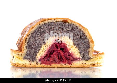 Un morceau de strudel de coquelicot de cerisier, gros plan, isolé sur blanc. Banque D'Images