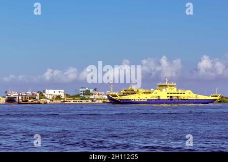 Ferry Ultramar sur la côte d'Isla Mujeres, Mexique Banque D'Images