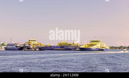 Ferry Ultramar sur la côte d'Isla Mujeres, Mexique Banque D'Images