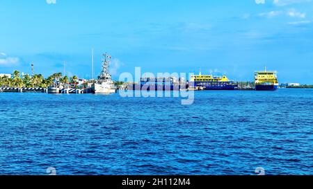 Ferry Ultramar sur la côte d'Isla Mujeres, Mexique Banque D'Images