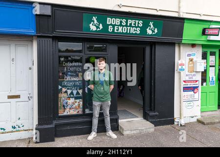 Cork, Irlande, 15 octobre 2021.DOB animaux et Exotics Grand Opening, Cork, Irlande.La nouvelle boutique d'animaux de compagnie de Corks a ouvert ses portes aujourd'hui dans le nord de la ville et les affaires étaient en plein essor dès l'ouverture de leurs portes.La boutique d'animaux de compagnie appartenant à Aaron Dunlea O Brien de passage West vend une grande variété d'animaux, y compris les petits animaux, les oiseaux, les poissons et les reptiles, ainsi que tous les aliments et les fournitures dont vous avez besoin.Aaron a dit qu'il l'était.Aaron qui a maintenant 21 ans a grandi entouré d'animaux de compagnie et a toujours rêvé d'ouvrir une boutique d'animaux de son propre, aujourd'hui ce rêve est venu.Crédit: Damian Colema Banque D'Images