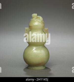 Gourd-Shaped Vase, fin des années 1700. La Chine, de la dynastie Qing (1644-1911). Jade vert jaunâtre avec des marques brun ; total : 13,6 cm (5 3/8 in.). Banque D'Images