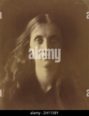 Julia Jackson Duckworth (1846-1895), 1867. Julia Margaret Cameron (1815-1879), britannique. L'albumine à partir de négatifs au collodion humide ; image : 28,4 x 22,4 cm (8 3/16 x 11 13/16 in.) ; enchevêtrées : 50,8 x 40,6 cm (20 x 16 in.). Banque D'Images