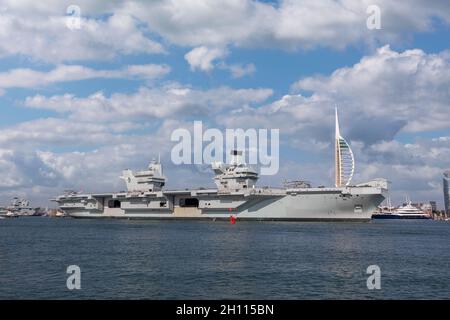 Le HMS Queen Elizabeth quitte le port de Portsmouth Banque D'Images