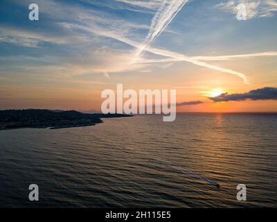 Lever de soleil sur le front de mer de Sainte-Maxime sur la Côte d'Azur (Sud de la France) Banque D'Images