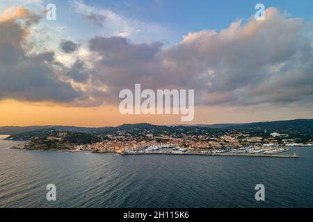 Lever de soleil sur le village de Saint-Tropez sur la Côte d'Azur (Sud de la France) Banque D'Images