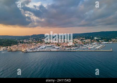Lever de soleil sur le village de Saint-Tropez sur la Côte d'Azur (Sud de la France) Banque D'Images