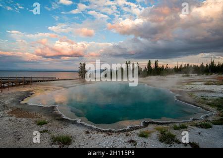 Black Pool, coucher de soleil sur West Thumb Geyser Basin, parc national de Yellowstone, Wyoming Banque D'Images