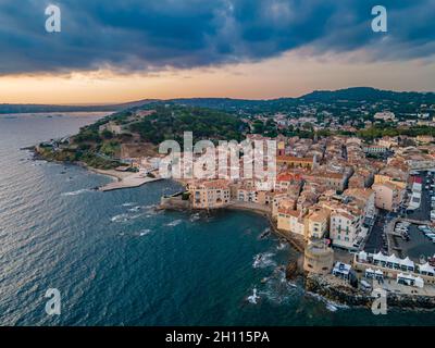 Lever de soleil sur le village de Saint-Tropez et sa citadelle sur la Côte d'Azur (Sud de la France) Banque D'Images