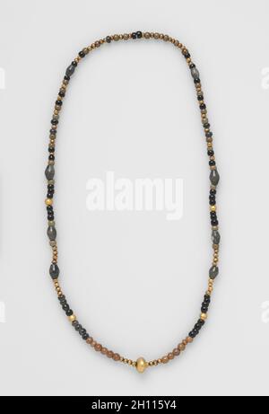 Collier, avant 1532. Le Pérou. Avec l'or noir et gris perles en pierre polie ; total : 79,4 cm (31 1/4 in.). Banque D'Images