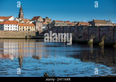 Berwick upon Tweed vu de Tweedmouth avec son mur de ville, Guildhall et le vieux pont construit sur les ordres de James VI/I. Banque D'Images