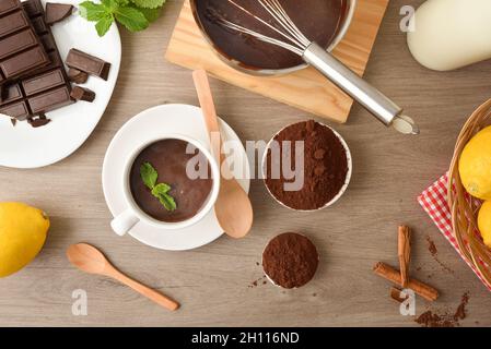 Tasse de chocolat chaud frais maison avec ingrédients sur le banc de cuisine.Vue de dessus. Banque D'Images