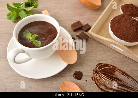 Détail de chocolat chaud fraîchement préparé sur le banc de cuisine.Vue en hauteur.Composition horizontale. Banque D'Images