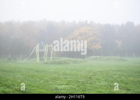 Parc couvert de brume pendant l'automne à Londres Banque D'Images