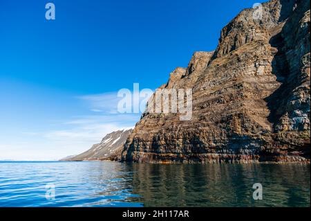 Falaises près de Longyearbyen sur la baie d'Adventfjorden.Longyearbyen, Île de Spitsbergen, Svalbard, Norvège. Banque D'Images